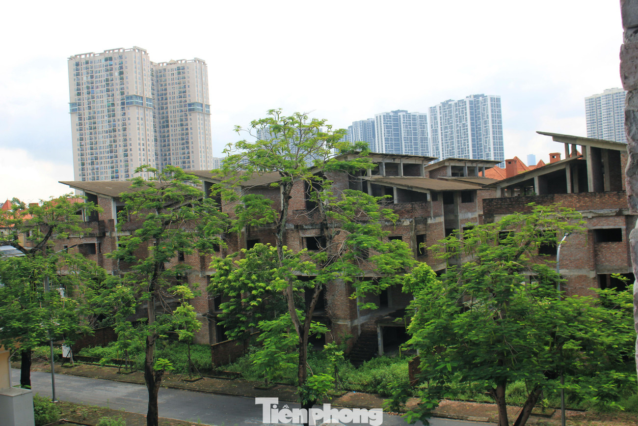 Nhiều khu đô thị với mức đầu tư hàng nghìn tỷ đồng liên tiếp ra đời ở khắp các khu vực đắc địa tại Hà Nội. Tuy nhiên, bên cạnh những khu đô thị có tỷ lệ lấp đầy lớn, trang hoàng cho bộ mặt thành phố, thì vẫn còn không ít khu đô thị có tỷ lệ biệt thự bỏ hoang nhiều và xuống cấp theo thời gian, nhất là khu vực phía Tây Hà Nội.