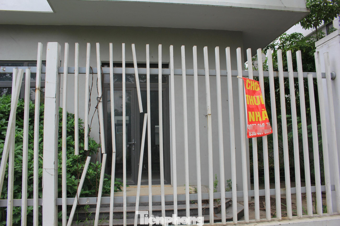 Môi giới của dự án cho biết, với những biệt thự ở góc của lô, có 3 mặt tiền tại Khu đô thị sinh thái Xuân Phương mà đã hoàn thiện, khách chỉ việc đến ở thì có giá gần 200 triệu đồng/m2. Còn muốn thuê, khách hàng cần trả theo năm, với mức 18 triệu – 25 triệu đồng/tháng với những căn biệt thự, nhà phố, liền kề xây thô.