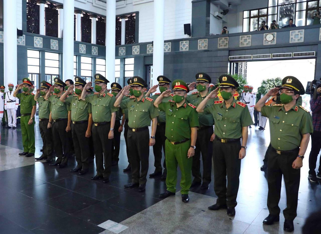 Đại tướng Tô Lâm dẫn đầu đoàn Bộ Công an vào viếng 3 liệt sĩ.