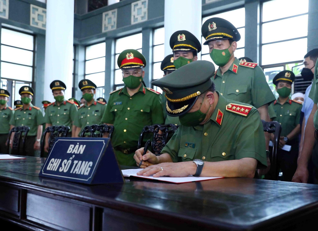 Đại tướng Tô Lâm ghi sổ tang tưởng niệm các liệt sĩ.