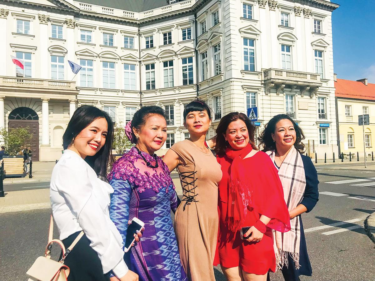 Một nhóm thí sinh cuộc thi hát "Tôi yêu tiếng nước tôi"