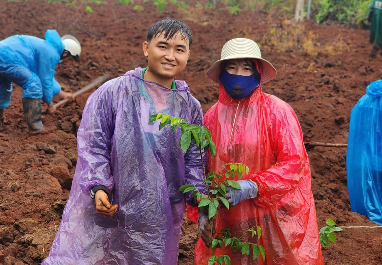 Trung úy Thành trồng cây với mọi người.