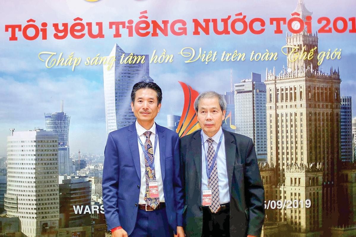 Tổng Thư ký Hội người Việt Nam tại Ba Lan Lê Xuân Lâm (bên phải) và Phó Chủ tịch Hội Nguyễn Lê Hùng