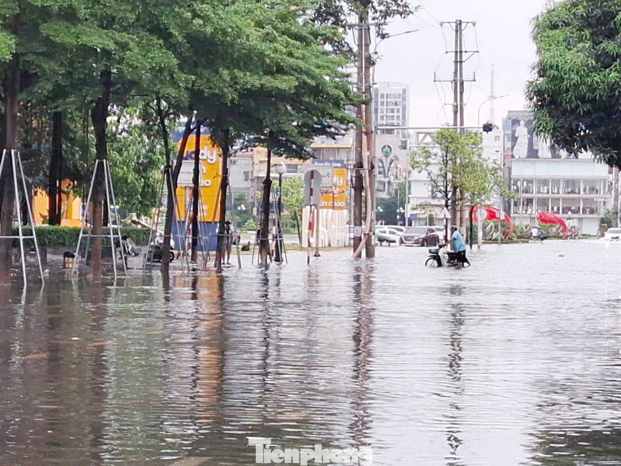 Khu vực Quảng trường 3/2 ở phường Bắc Giang bị ngập sâu khi trời mưa to. Ảnh: Nguyễn Thắng Khu vực Quảng trường 3/2 ở phường Bắc Giang bị ngập sâu khi trời mưa to. Ảnh: Nguyễn Thắng