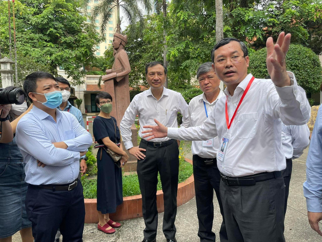 Thứ trưởng Bộ GD&amp;ĐT Nguyễn Văn Phúc (người giơ tay) ngày 4/7 dẫn đoàn đi kiểm tra công tác tổ chức thi tại TPHCM