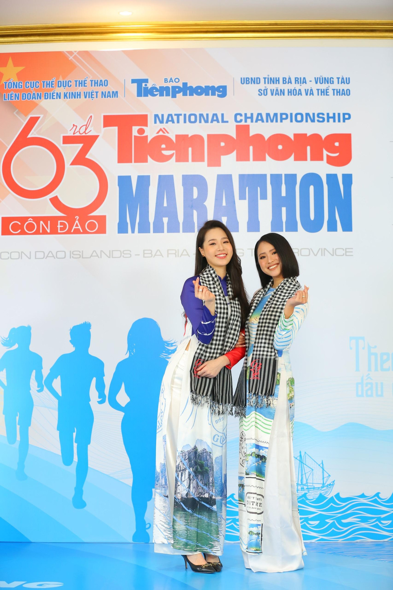 Người đẹp Biển HHVN 2018 Hoàng Bảo Châu (trái) rạng rỡ với vai trò MC của buổi họp báo.