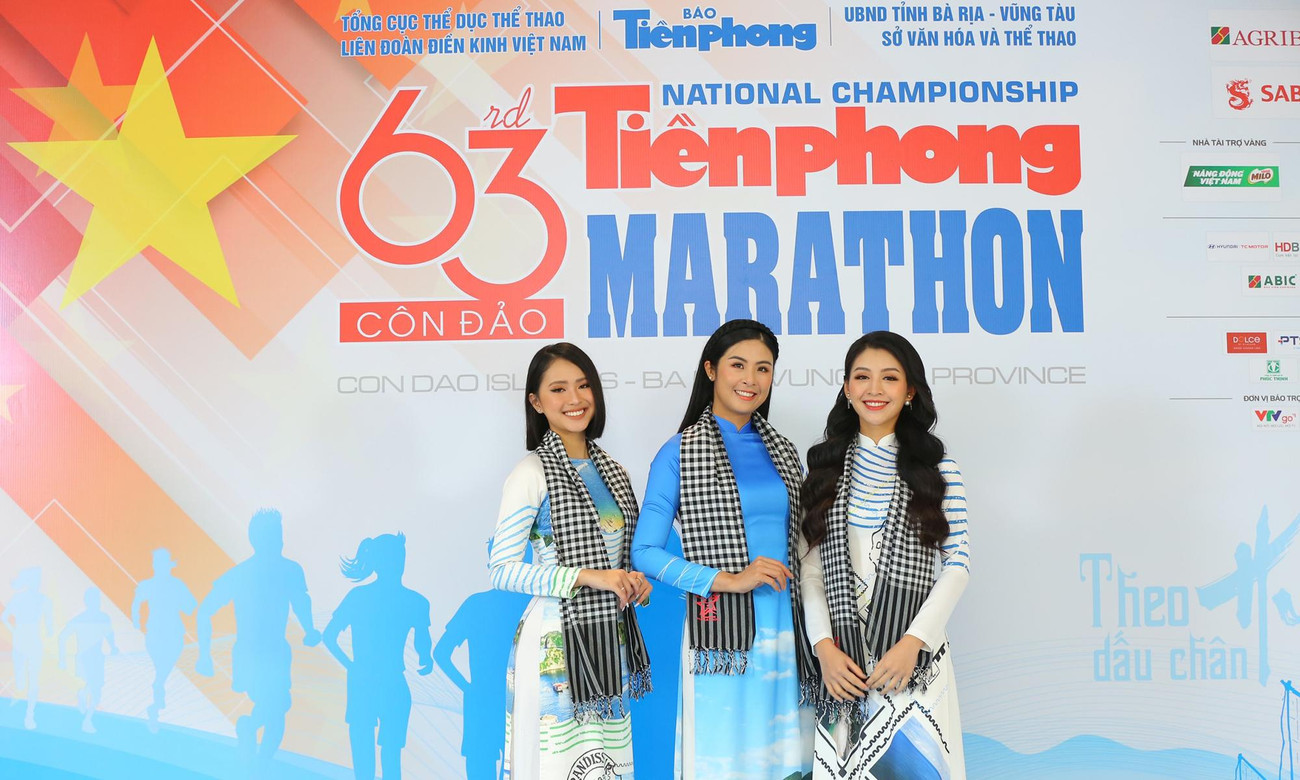 Các người đẹp xuất hiện trong trang phục áo dài hoạ tiết biển đảo do chính Hoa hậu Ngọc Hân thiết kế và đeo khăn rằn duyên dáng, thanh lịch.