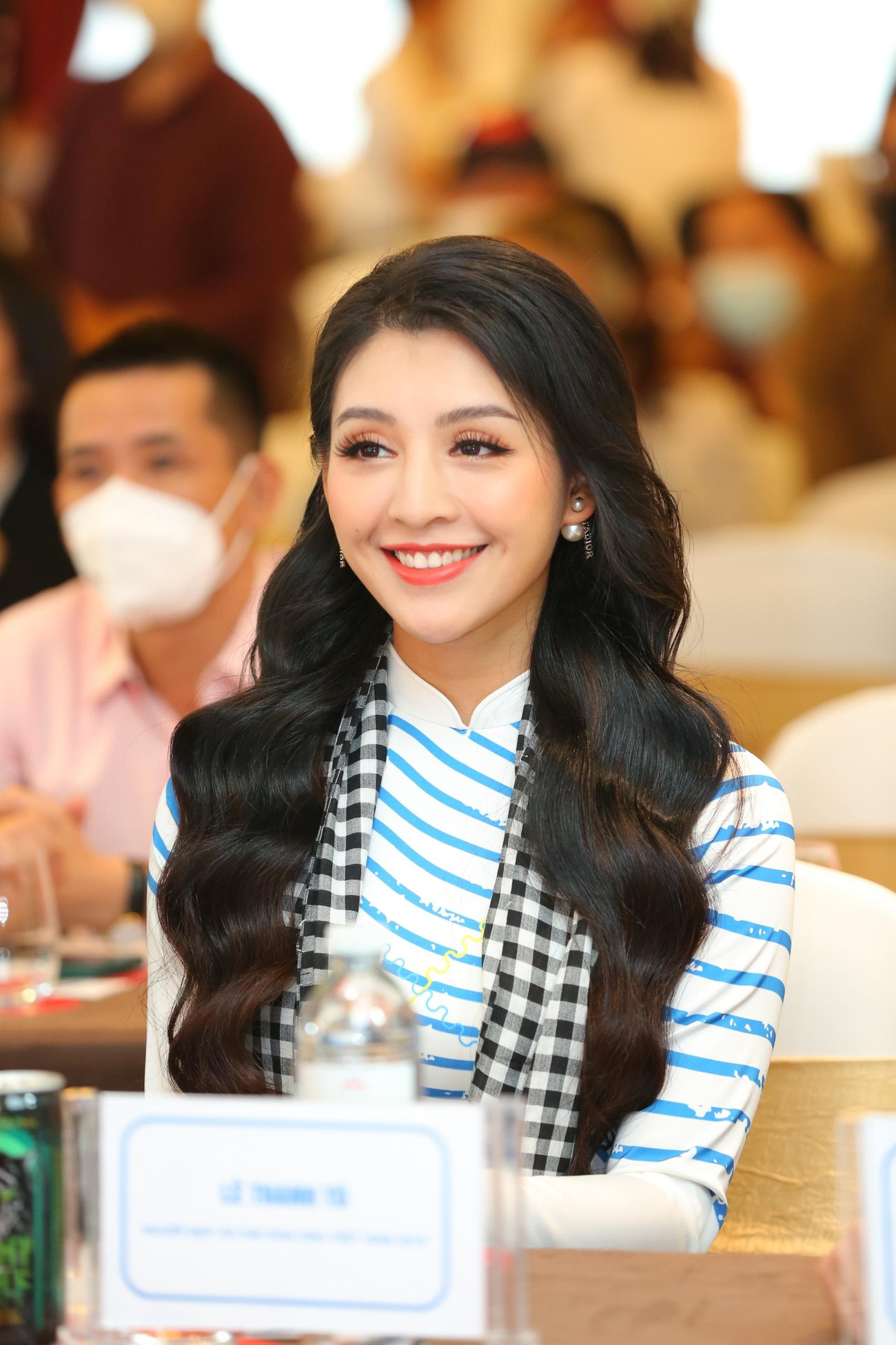 Người đẹp Áo dài Lê Thanh Tú tích cực tham dự các hoạt động xã hội do báo Tiền Phong tổ chức.