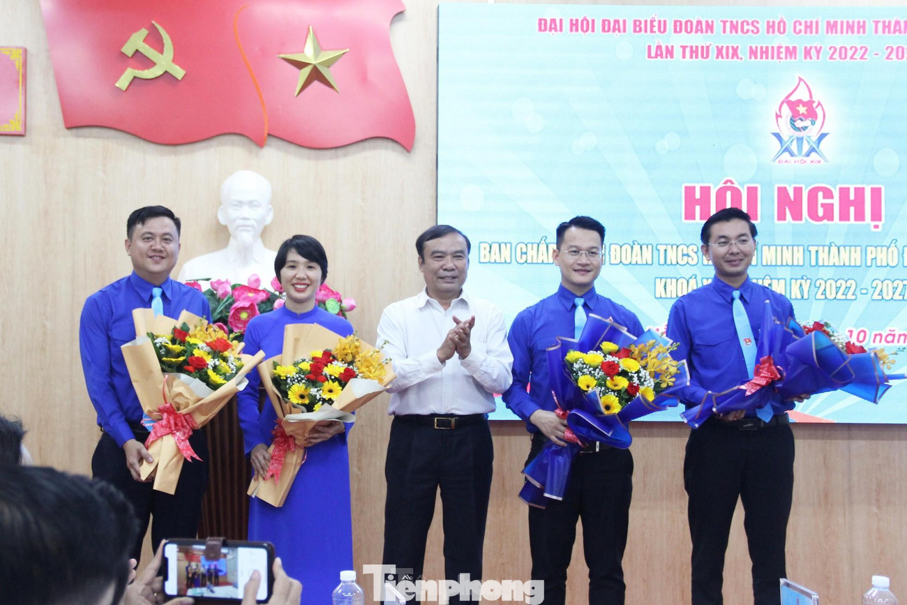 Lãnh đạo TP Đà Nẵng tặng hoa chúc mừng Thường trực BCH Thành Đoàn Đà Nẵng khóa XIX. (Ảnh: Giang Thanh) Lãnh đạo TP Đà Nẵng tặng hoa chúc mừng Thường trực BCH Thành Đoàn Đà Nẵng khóa XIX. (Ảnh: Giang Thanh)