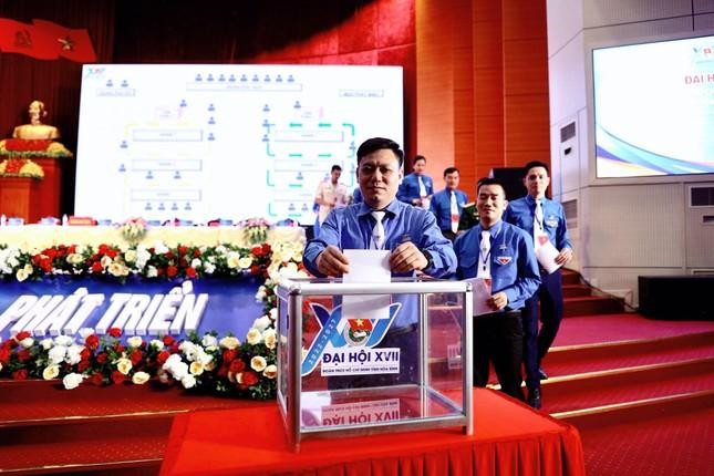 Các đại biểu bỏ phiếu bầu BCH Tỉnh Đoàn Hòa Bình khóa XVII. (Ảnh: Như Ý)