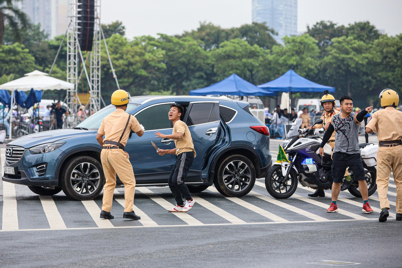 Một số đối tượng dùng dao đe dọa cán bộ làm nhiệm vụ.