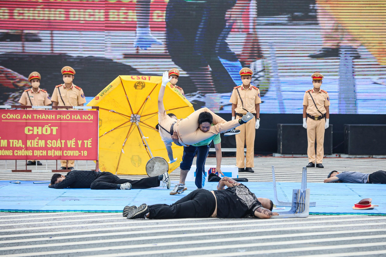 Ban tổ chức đã trao giải cho 16 đội và cá nhân giành được thành tích xuất sắc nhất trong Hội thi lái xe giỏi và an toàn trong lực lượng CSGT năm 2022.