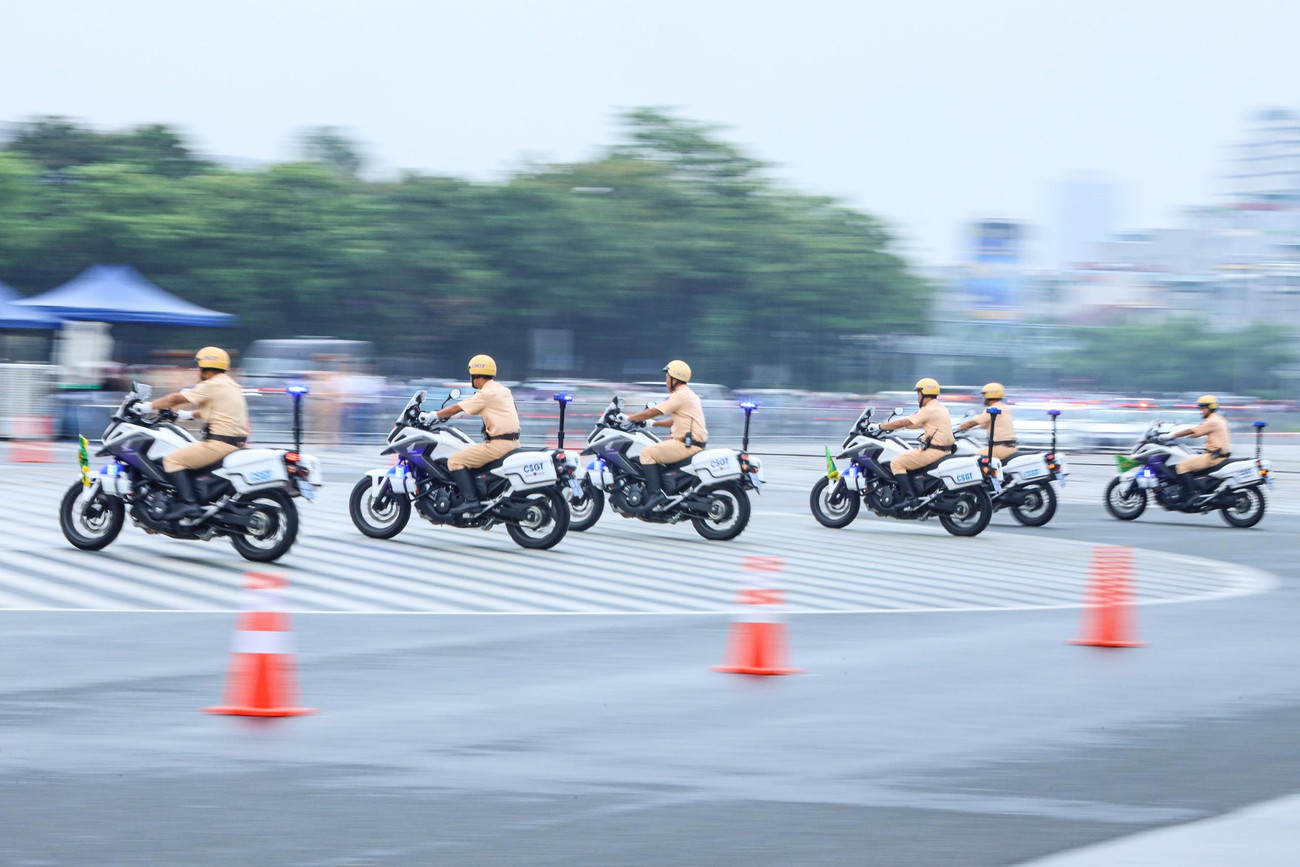 Tiếp đó, các chiến sỹ CSGT trình diễn các kỹ năng lái xe mô tô, ô tô…