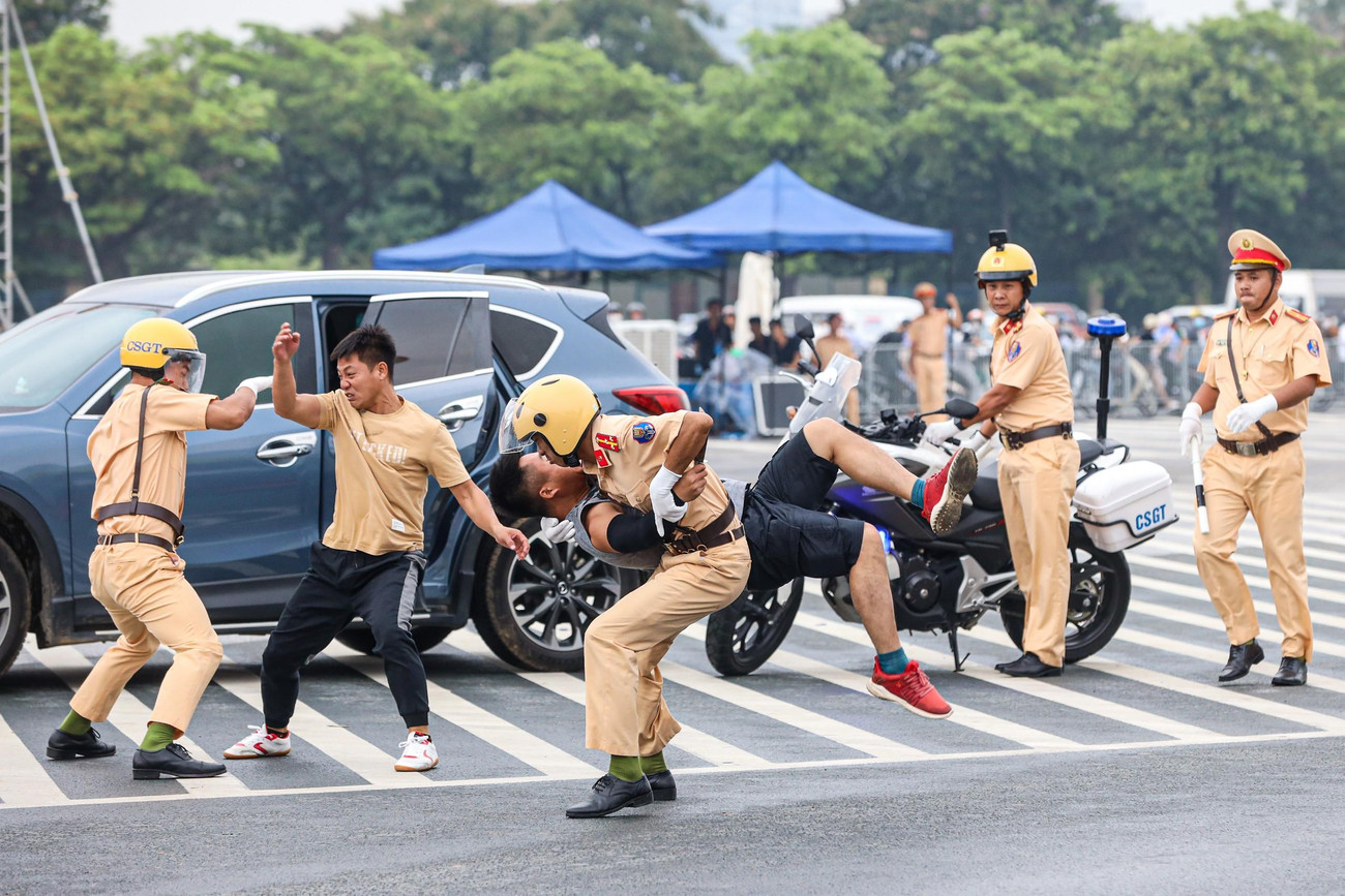 Ngay lập tức, các đối tượng bị quật ngã.