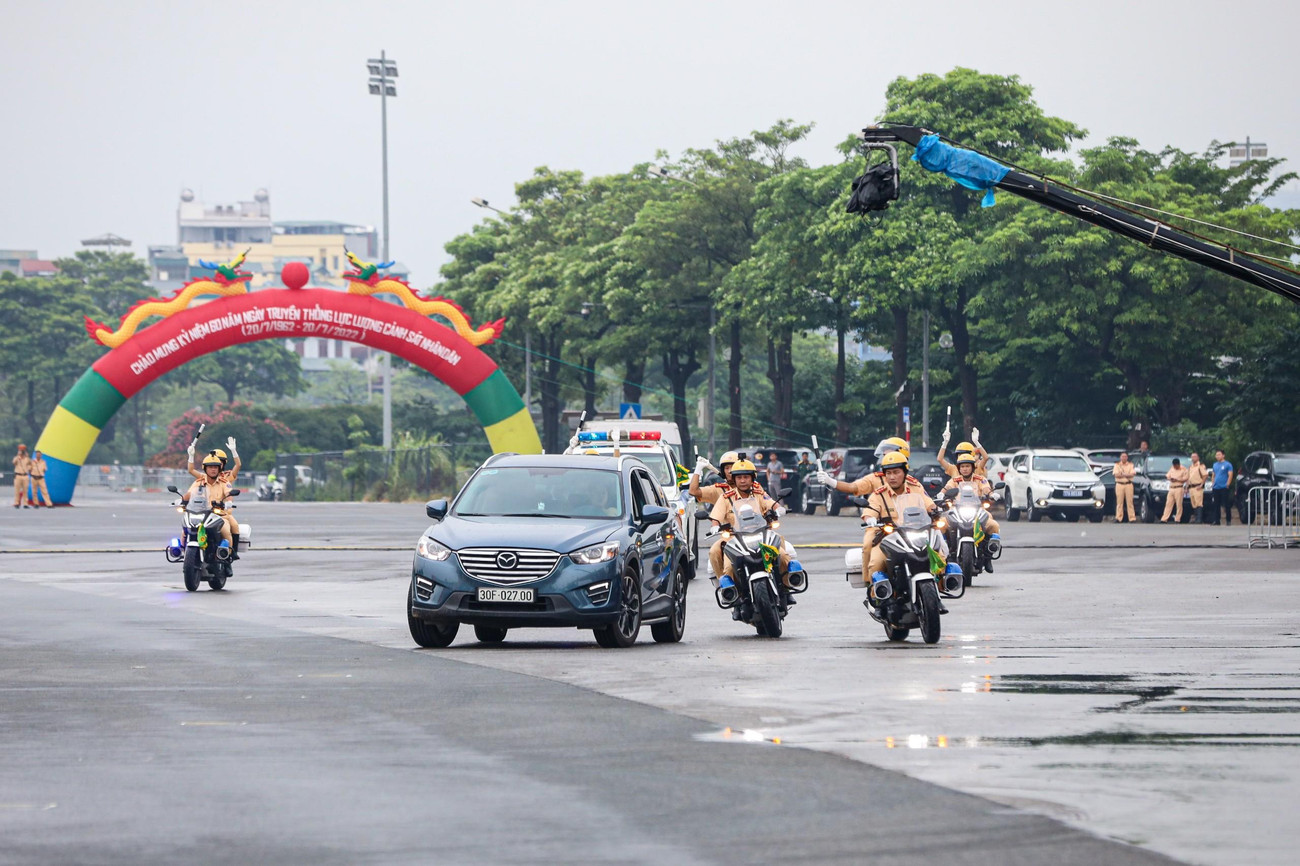 Ngoài ra, tình huống giả định trấn áp nhóm đi ô tô lạng lách, cản trở đoàn xe ưu tiên được trình diễn, đây là một trong nhiều tình huống có thật xảy ra trên đường làm nhiệm vụ của lực lượng CSGT.