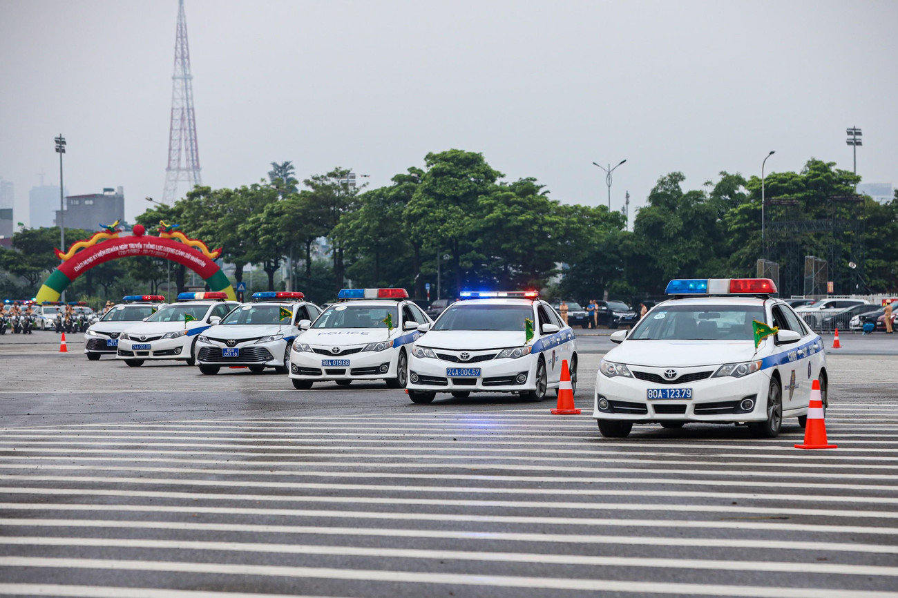 Mở đầu là màn diễu hành lực lượng CSGT với sự tham gia của hàng chục mô tô, ô tô chuyên dụng và hàng trăm cán bộ, chiến sỹ, thực hiện các động tác phân luồng, chỉ huy giao thông…