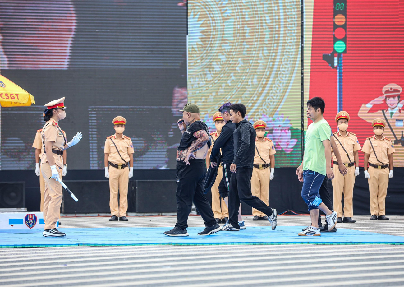 Các thanh niên xăm trổ, ngổ ngáo không tuân theo yêu cầu của cán bộ CSGT.