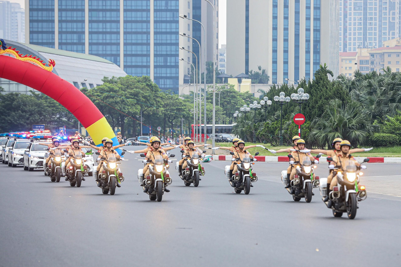 Chương trình cũng là buổi trình diễn kỹ năng dẫn đoàn, lái xe mô tô, ô tô với hơn 200 cán bộ, chiến sĩ CSGT tham gia.