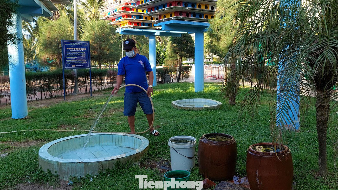 Sau đó anh bơm nước vào mấy cái hồ nhỏ gần nơi mấy tổ chim để chúng tắm mát. Ảnh: Tr.T Sau đó anh bơm nước vào mấy cái hồ nhỏ gần nơi mấy tổ chim để chúng tắm mát. Ảnh: Tr.T