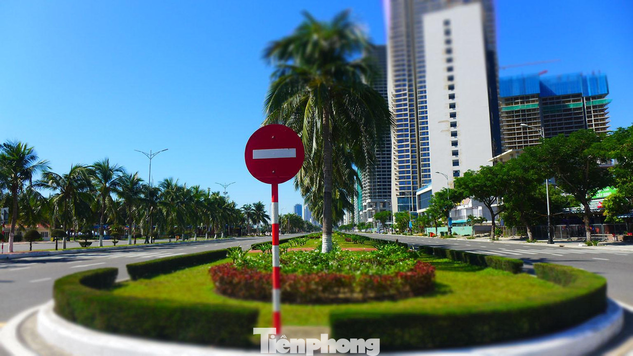 Hôm nay 19/8, đã bước sang ngày thứ 4 trong thời gian 7 ngày Đà Nẵng thực hiện lệnh đóng cửa nghiêm ngặt "ai ở đâu, ở đó" để truy vết, chặn đứng sự lây lan hung hãn của dịch COVID-19. Công viên Biển Đông trên đường Võ Nguyên Giáp thuộc phường Phước Mỹ, quận Sơn Trà, TP Đà Nẵng cũng không bóng người. Ảnh: Tr.T Hôm nay 19/8, đã bước sang ngày thứ 4 trong thời gian 7 ngày Đà Nẵng thực hiện lệnh đóng cửa nghiêm ngặt "ai ở đâu, ở đó" để truy vết, chặn đứng sự lây lan hung hãn của dịch COVID-19. Công viên Biển Đông trên đường Võ Nguyên Giáp thuộc phường Phước Mỹ, quận Sơn Trà, TP Đà Nẵng cũng không bóng người. Ảnh: Tr.T