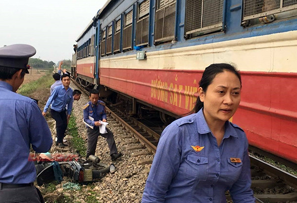 Hiện trường vụ tai nạn. BẢN TIN ATGT: Người đàn ông gần đứt lìa chân sau cú tông của tàu hỏa ảnh 2
