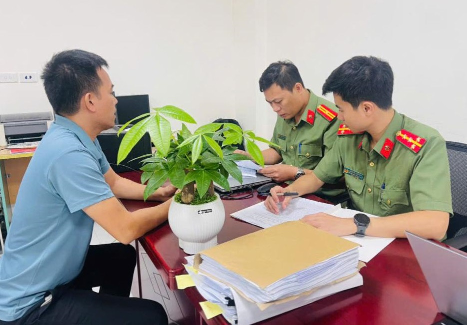 Công an làm việc với bị can Đặng Văn Cảnh.