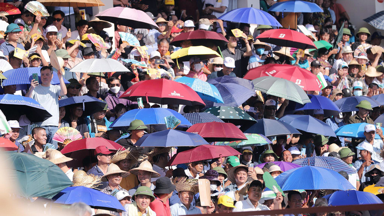 Khoảng 20.000 chỗ ngồi trong sân vận động Đồ Sơn đã chật kín chỗ.