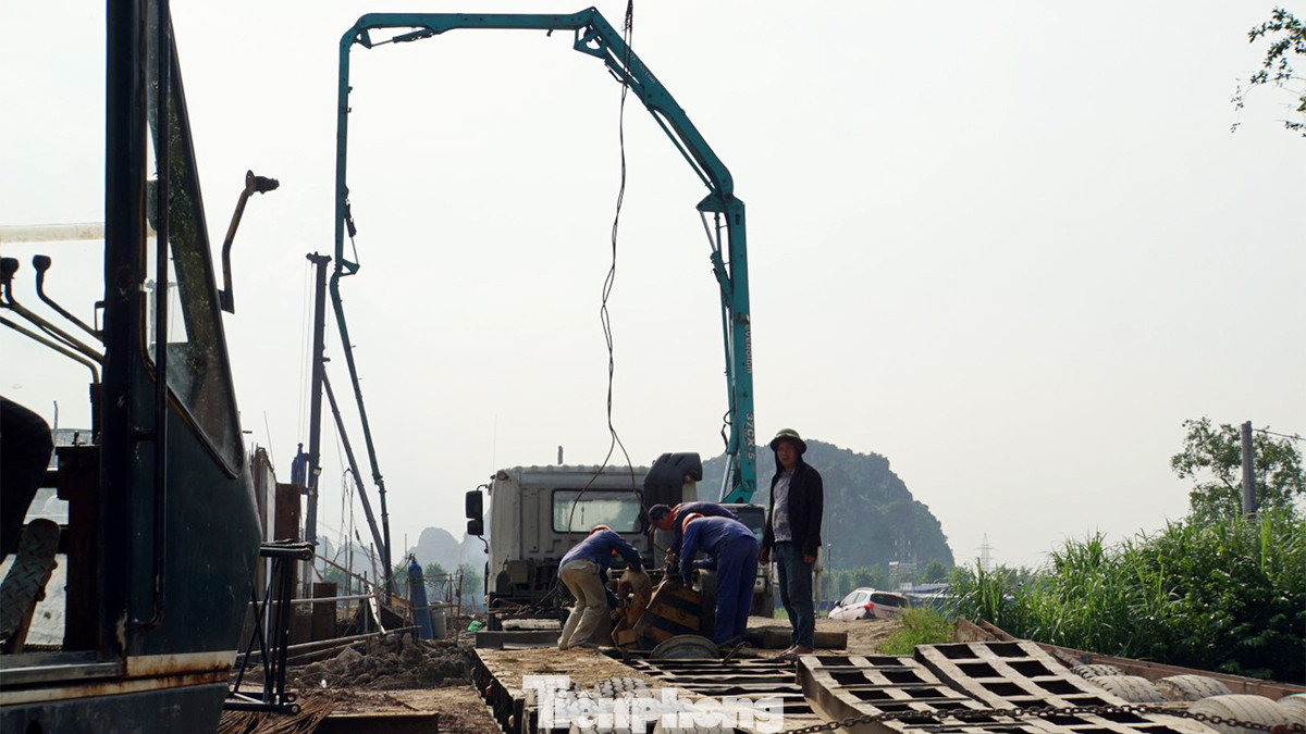 Các đơn vị thi công gấp rút thực hiện nốt phần cọc khoan nhồi, các vị trí mố trụ cầu. Song song với đó, đẩy nhanh tiến độ thực hiện đường dẫn lên hai bên cầu.