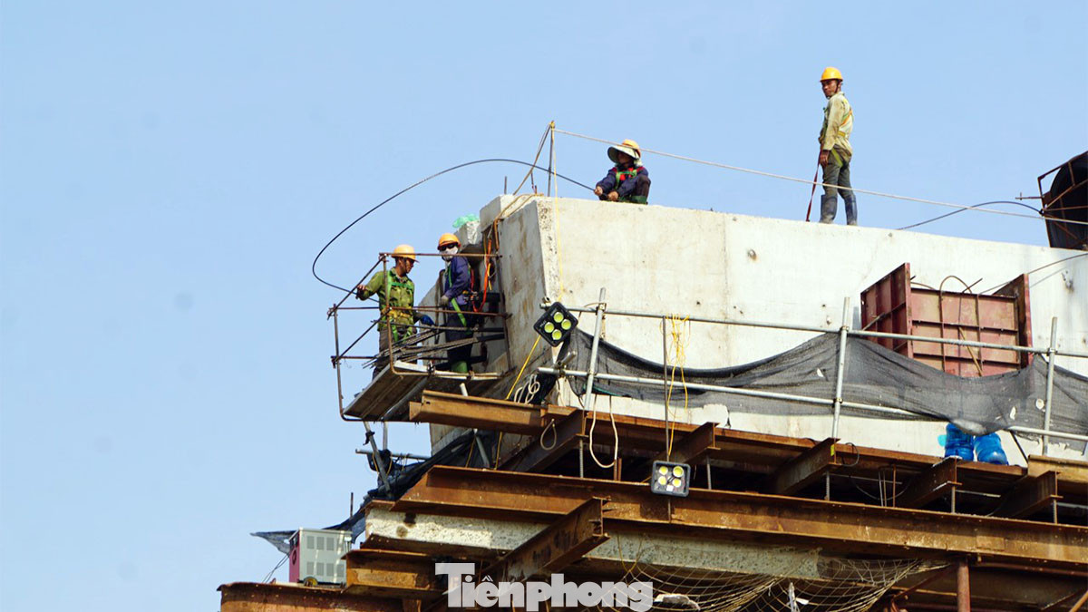 Cầu Bến Rừng là công trình giao thông đường bộ đặc biệt. Cầu có kết cấu vĩnh cửu vượt sông Đá Bạch với chiều dài 1.865,3 m, rộng 21,5 m.