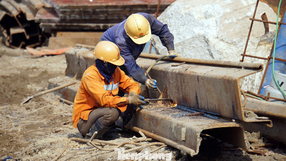 Công nhân thi công trên công trường xây cầu gần 2.000 tỷ nối Hải Phòng với Quảng Ninh.