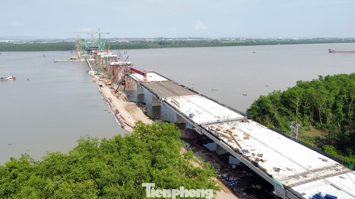 Dự án Đầu tư xây dựng cầu Bến Rừng tại huyện Thủy Nguyên (TP Hải Phòng) được khởi công tháng 5/2022. Trong số gần 2.000 tỷ đồng vốn đầu tư, ngân sách Trung ương khoảng hơn 1.100 tỷ đồng, ngân sách Hải Phòng hơn 835 tỷ đồng và tỉnh Quảng Ninh 5,5 tỷ đồng.