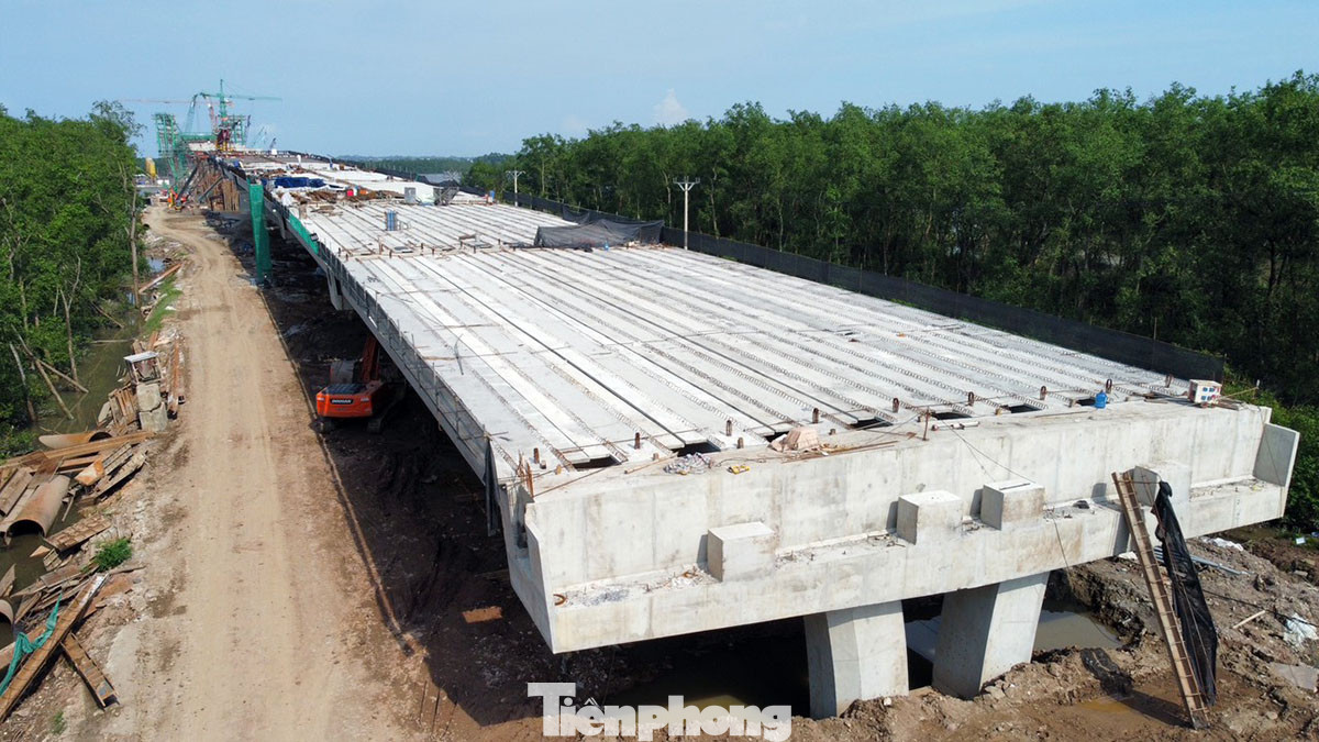 Sau 16 tháng khởi công, dự án đã hoàn thành 62%. Các đơn vị thi công đang gấp rút thực hiện cọc khoan nhồi và thi công những mố, trụ cầu còn lại.