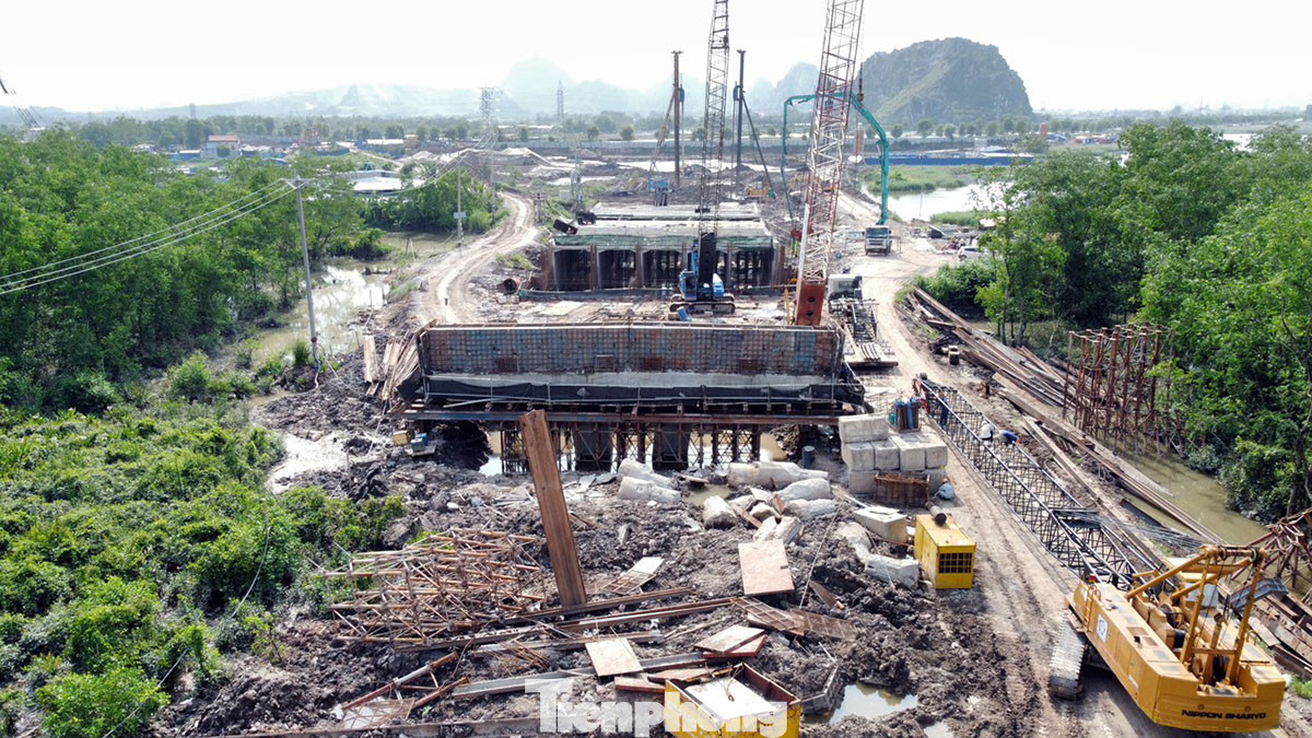 Đến nay, liên danh nhà thầu đã hoàn thành 356/380 cọc khoan nhồi, đang thi công 36/38 mố, trụ cầu.