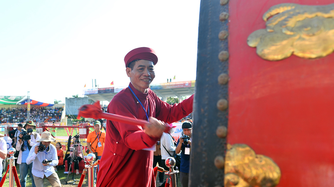 Sáng 23/9, Ban tổ chức Lễ hội chọi trâu Đồ Sơn (TP Hải Phòng) năm 2023 chính thức khai hội tại sân vận động Đồ Sơn. Trong ảnh: Ông Phạm Hoàng Tuấn - Phó Chủ tịch UBND quận Đồ Sơn, đánh trống khai hội.