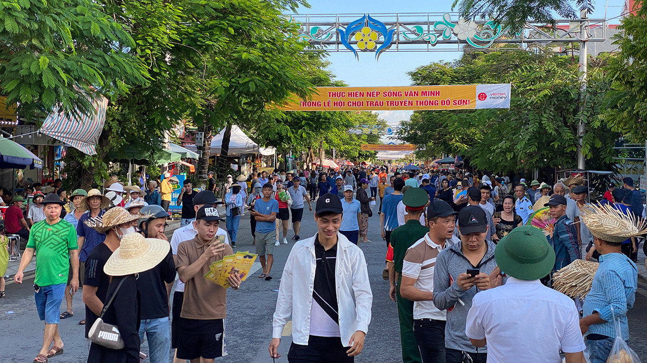 Phía ngoài sân vận động Đồ Sơn, hàng nghìn người dân, du khách theo dõi lễ hội màn hình do Ban tổ chức chuẩn bị. Đến trưa cùng ngày, Ban tổ chức đã xác định được trâu 03, thuộc UBND phường Vạn Hương là ông trâu vô địch. Ngay sau đó Ban tổ chức trao giải thưởng cho chủ trâu có giải nhất 100 triệu đồng, 60 triệu đồng giải nhì, 30 triệu đồng cho giải ba.