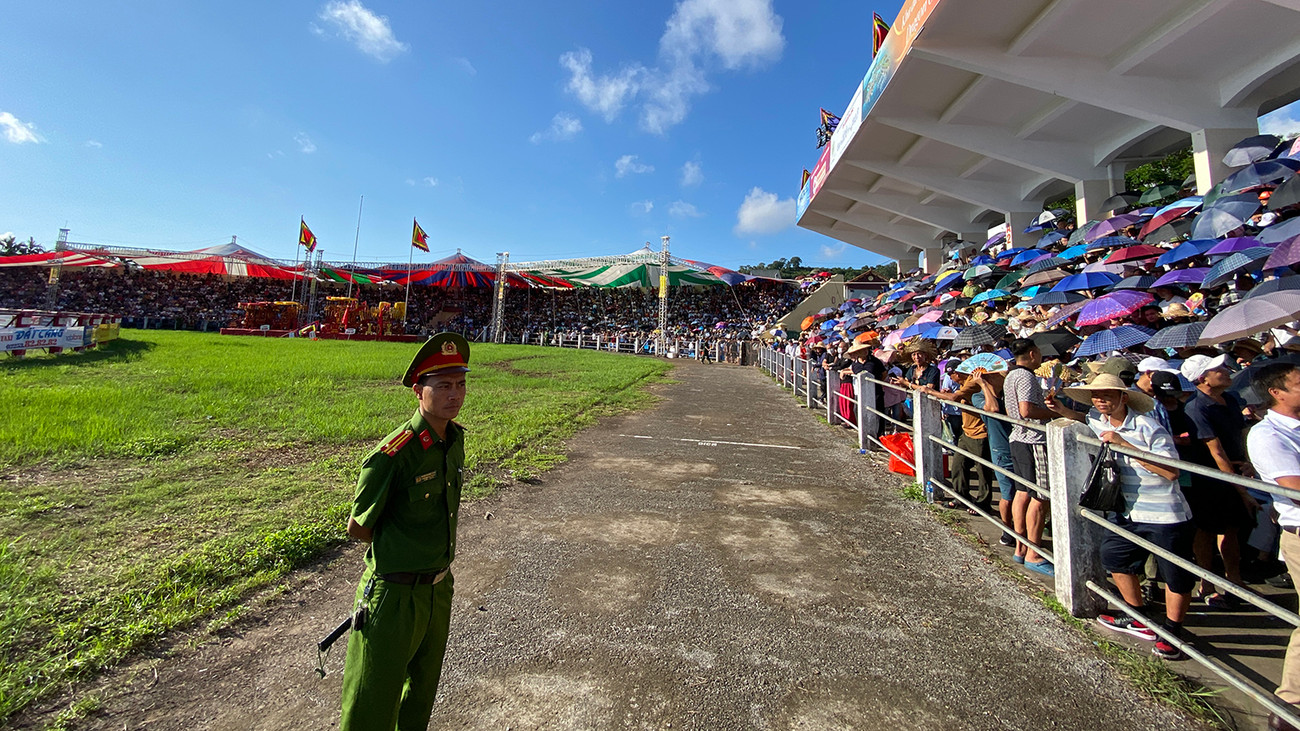 Lực lượng công an được huy động giám sát, đảm bảo an ninh trong thời gian diễn ra lễ hội.