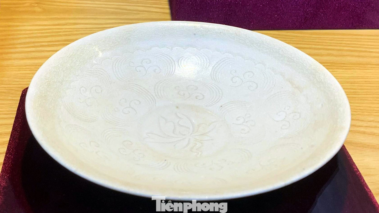 Đĩa ngọc men trắng.