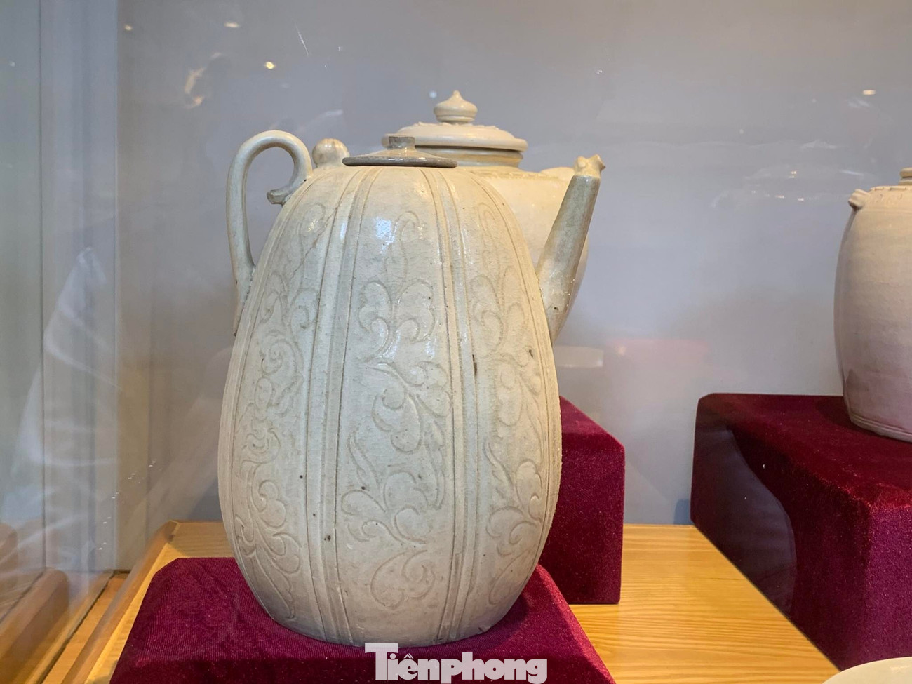 Ấm gốm men trắng có nắp.