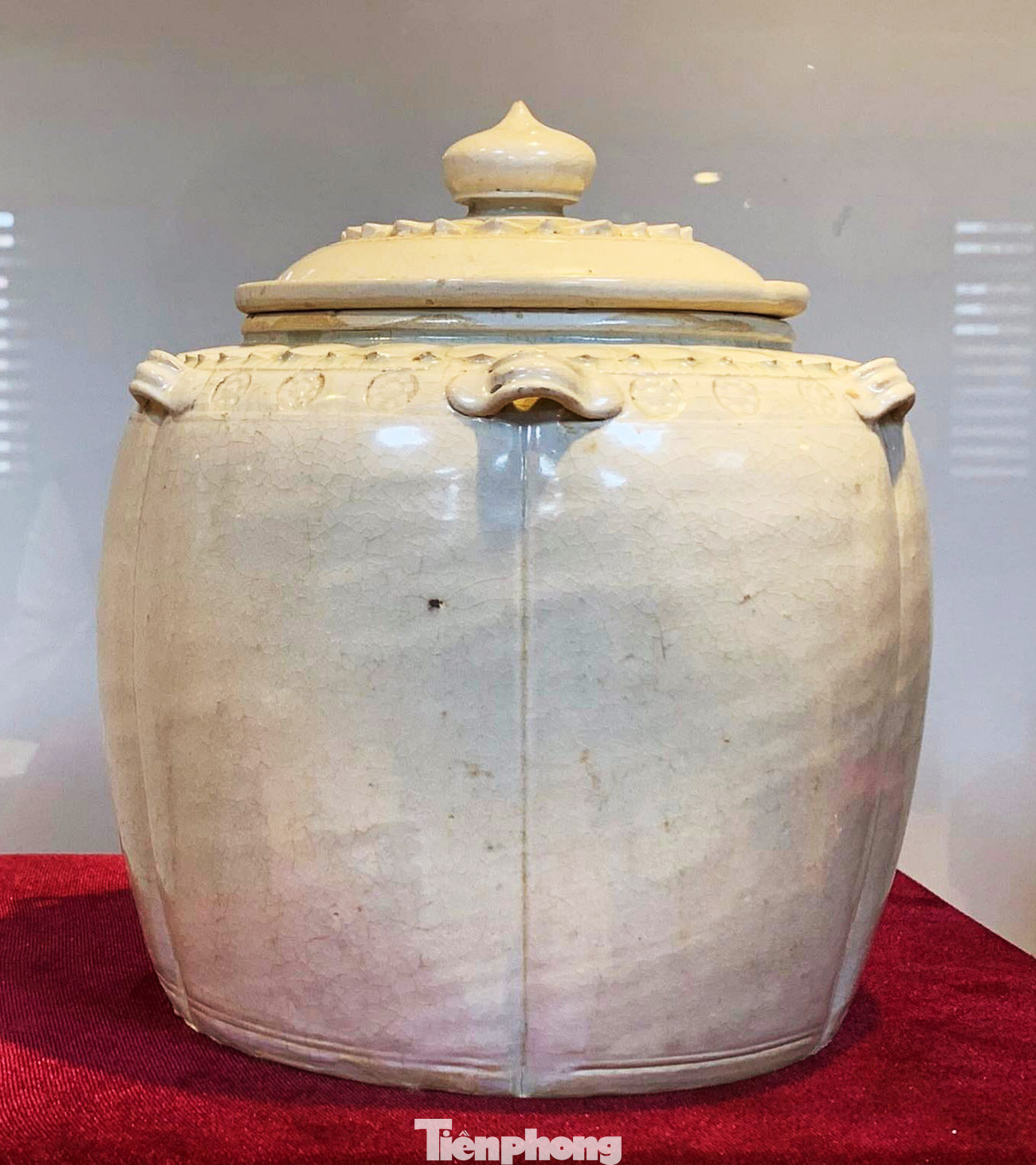 Liễn gốm men trắng có nắp.