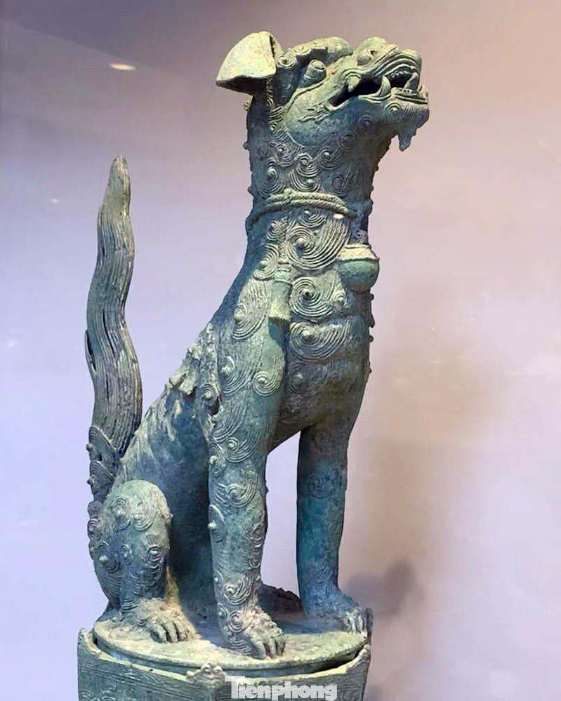 Đài đồng đốt trầm, nắp tượng nghê, niên đại thế kỷ XVI - XVII.