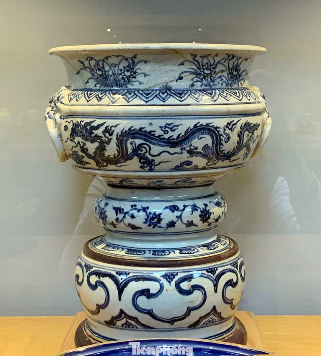 Lư hương gốm hoa lam thời Lê Sơ, thế kỷ XV.