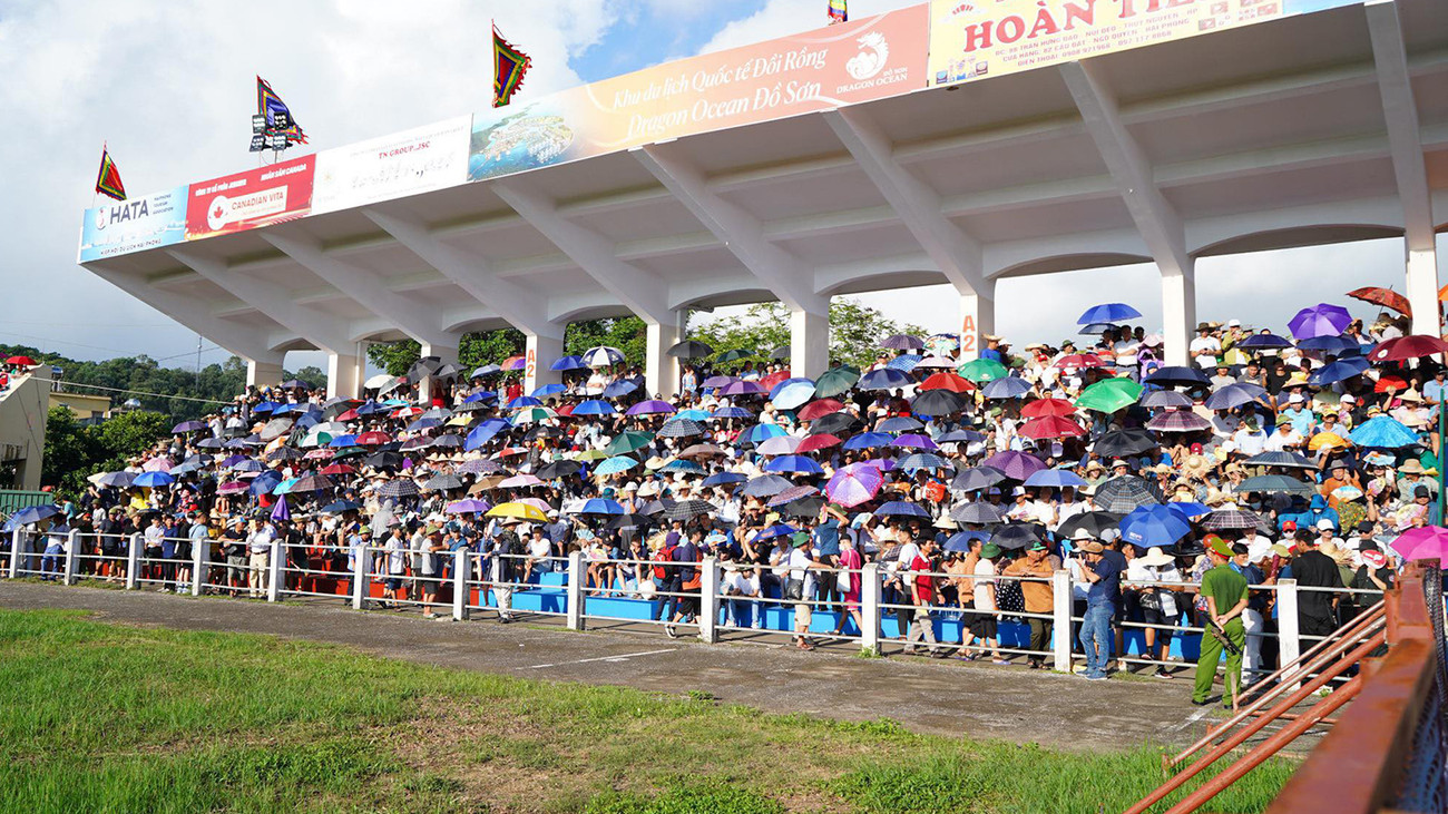 Để đảm bảo an toàn, Ban tổ chức đã bố trí nhiều lớp hàng rào, huy động hàng chục cán bộ, lực lượng an ninh giám sát, giữ an ninh trật tự, ngăn ngừa các hành vi gây rối, cá độ.