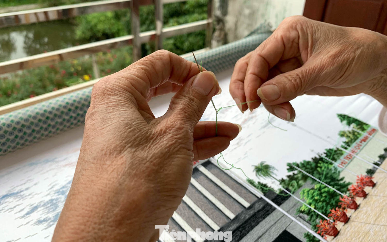 Bức tranh có được sống động, đẹp thì ngoài bố cục cân đối hài hòa còn phụ thuộc vào cách phối màu chỉ của từng người thợ.