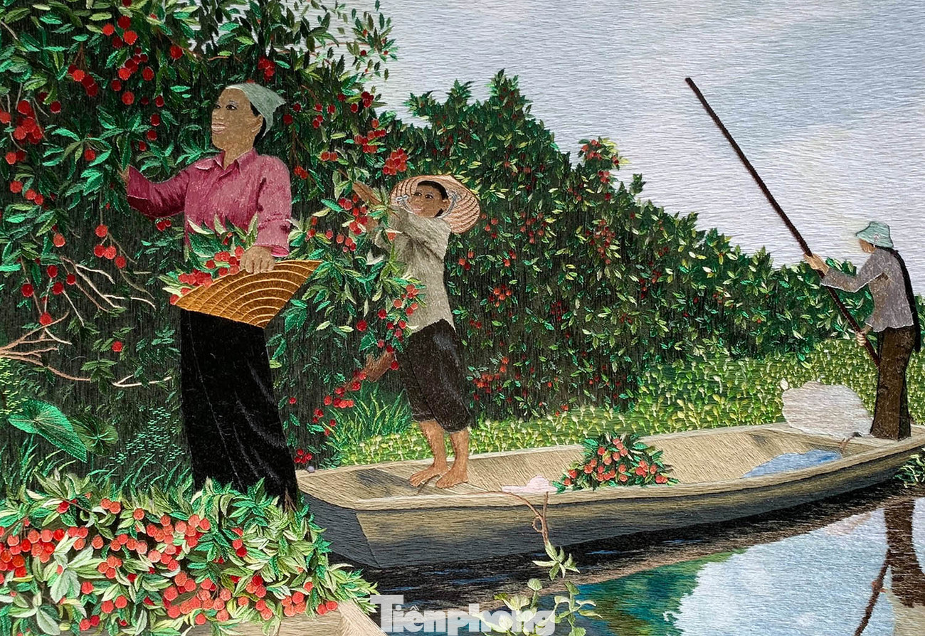 Từ hàng chục năm nay, người dân xã Hưng Đạo (huyện Tứ Kỳ, Hải Dương) luôn tự hào với những sản phẩm tranh thêu thủ công. Có thời điểm, xã Hưng Đạo có tới khoảng 2.000 người thêu tranh.