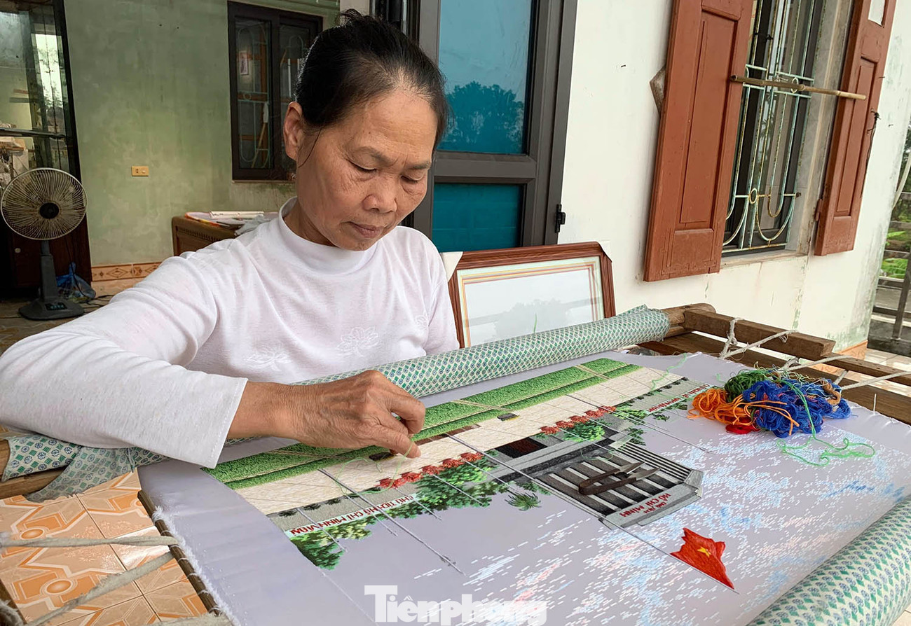 Còn bà Nguyễn Thị Hoan, người có 55 năm kinh nghiệm thêu tranh cho biết thêu tranh rất kỳ công, mất nhiều thời gian. Có những bức tranh cần tới cả chục người thợ thêu liên tục nhiều tháng mới hoàn thành.