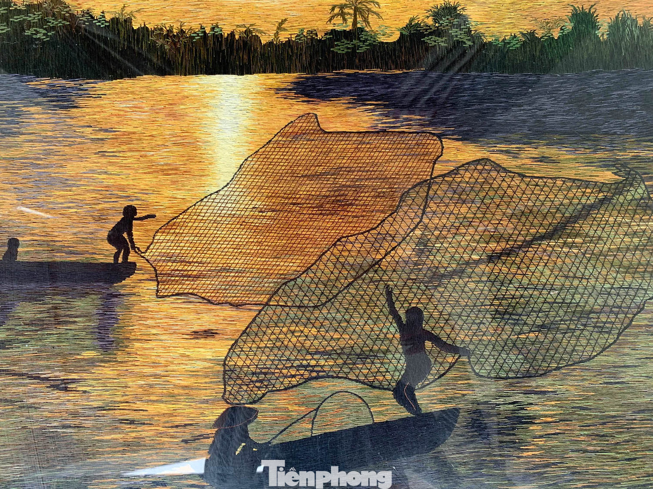 Bức tranh Chiều hoàng hôn làng chài do nghệ nhân Phạm Thị Hòa thực hiện.