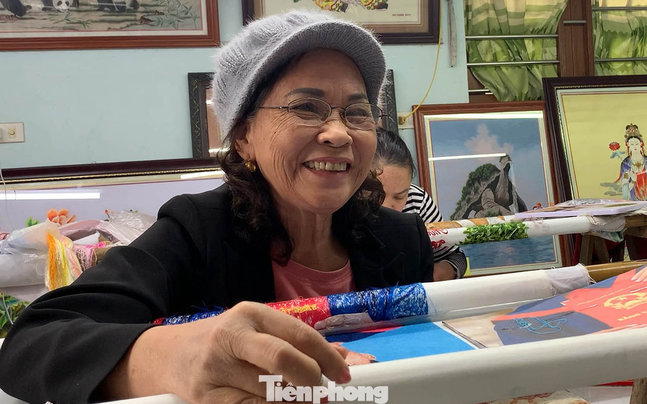 Bà Phạm Thị Hòa, người có 60 năm kinh nghiệm thêu tranh chia sẻ các nghệ nhân trong làng thường lựa chọn chủ đề về làng quê, giếng nước, sân đình hay cảnh sinh hoạt, lao động đời thường của người dân. Ngoài ra, tranh thêu phong cảnh, danh lam thắng cảnh... cũng được khách đặt nhiều.