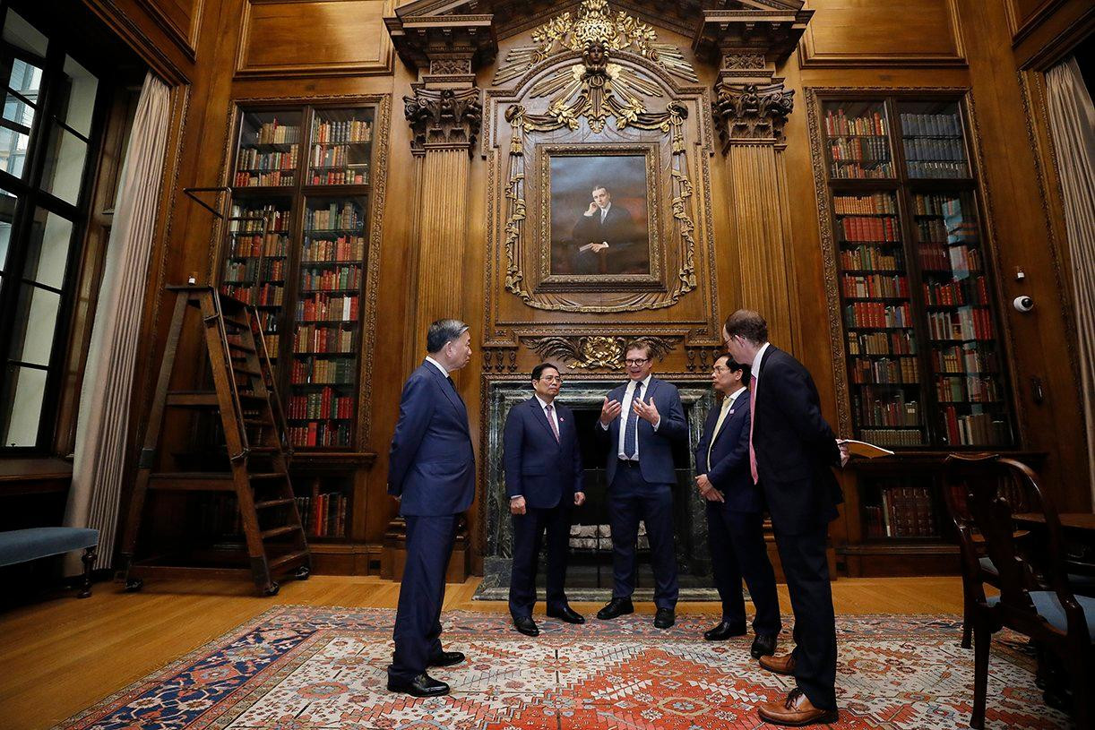 Thủ tướng ấn tượng với quy mô thư viện của Đại học Harvard Thủ tướng ấn tượng với quy mô thư viện của Đại học Harvard