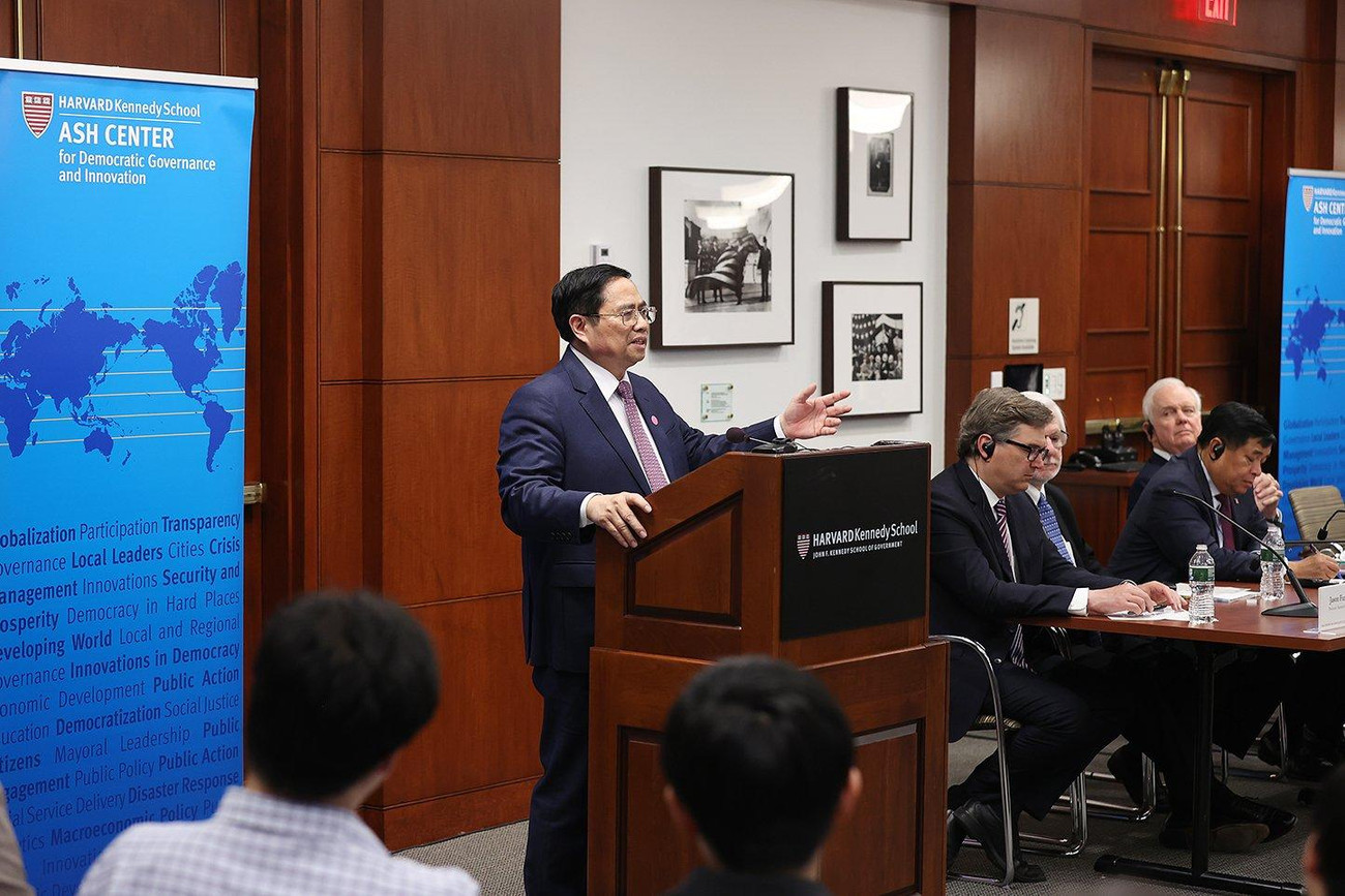 Thủ tướng cho rằng, xây dựng một nền kinh tế Việt Nam độc lập, tự chủ và tích cực, chủ động hội nhập sâu rộng với bên ngoài là hai phạm trù tưởng như mâu thuẫn nhưng lại gắn kết với nhau, như một cặp phạm trù trong triết học Thủ tướng cho rằng, xây dựng một nền kinh tế Việt Nam độc lập, tự chủ và tích cực, chủ động hội nhập sâu rộng với bên ngoài là hai phạm trù tưởng như mâu thuẫn nhưng lại gắn kết với nhau, như một cặp phạm trù trong triết học