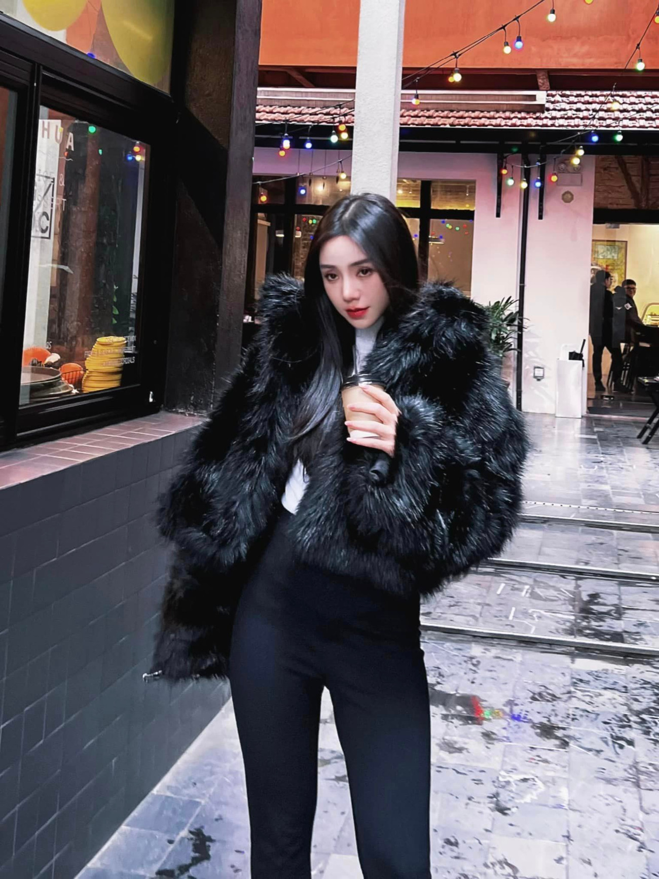 Theo Quỳnh Kool việc giữ khoảng cách với bạn diễn là cần thiết để cuộc sống trong phim và ngoài đời luôn cân bằng. Theo Quỳnh Kool việc giữ khoảng cách với bạn diễn là cần thiết để cuộc sống trong phim và ngoài đời luôn cân bằng.